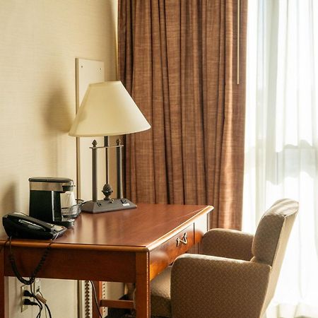 Hotel Topeka At City Center Екстериор снимка