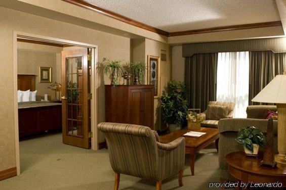 Hotel Topeka At City Center Стая снимка
