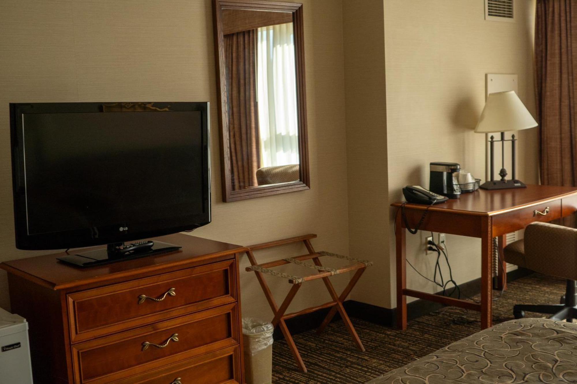 Hotel Topeka At City Center Екстериор снимка