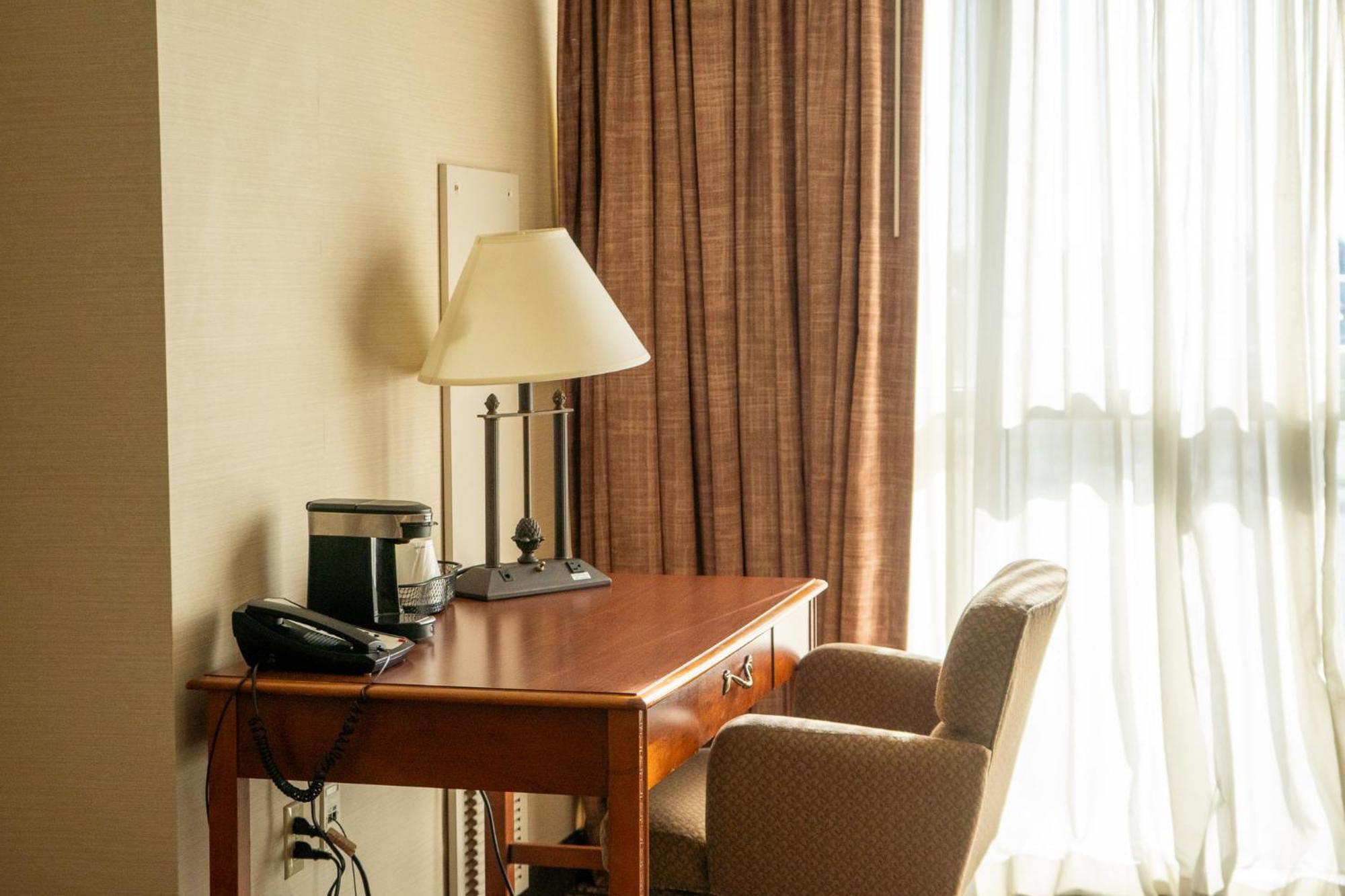 Hotel Topeka At City Center Екстериор снимка