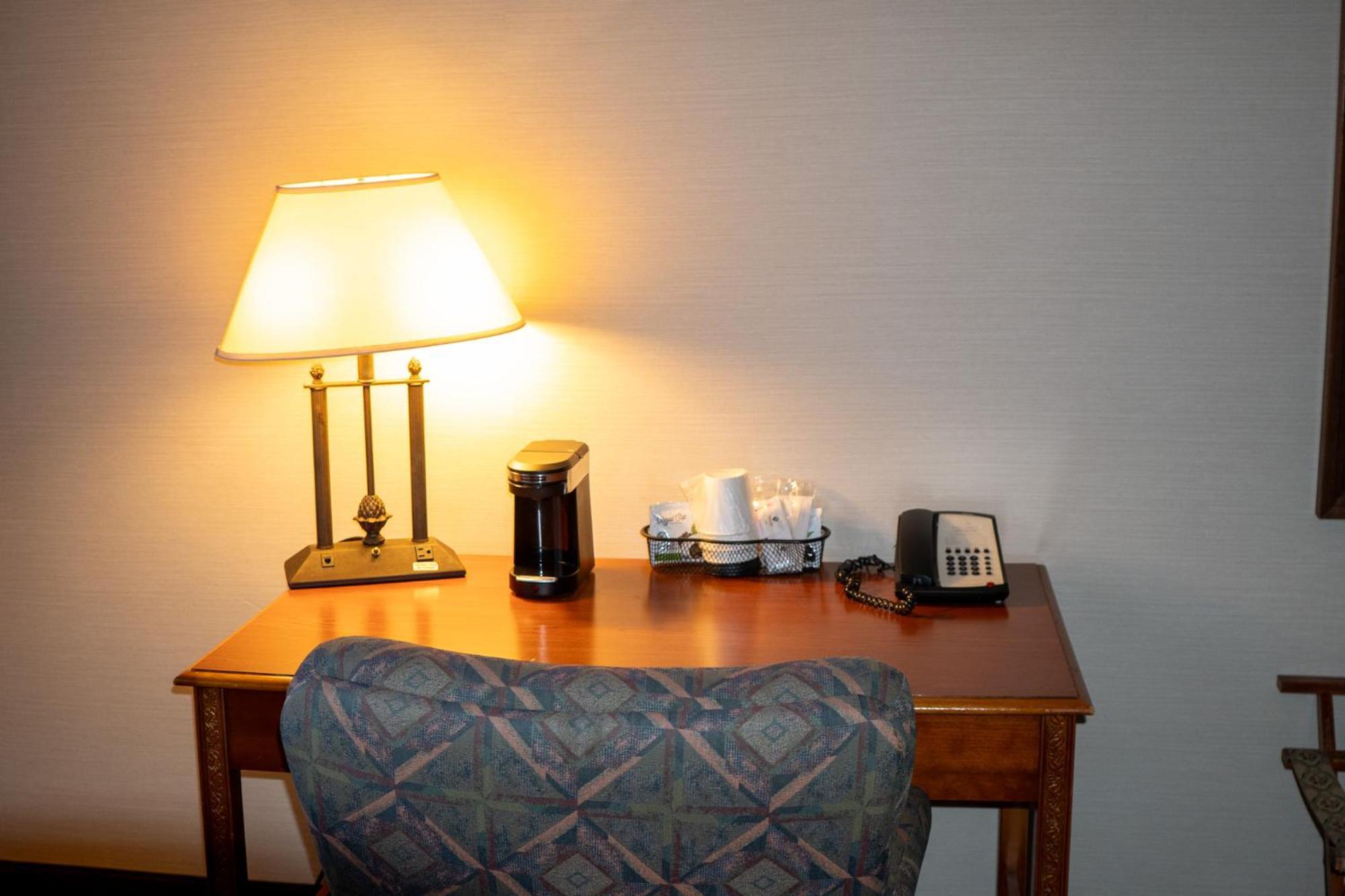 Hotel Topeka At City Center Екстериор снимка