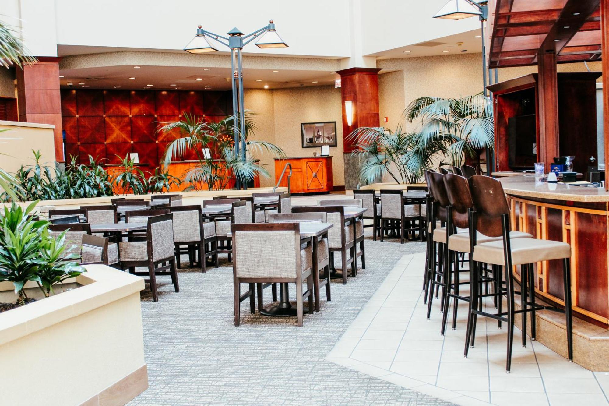 Hotel Topeka At City Center Екстериор снимка