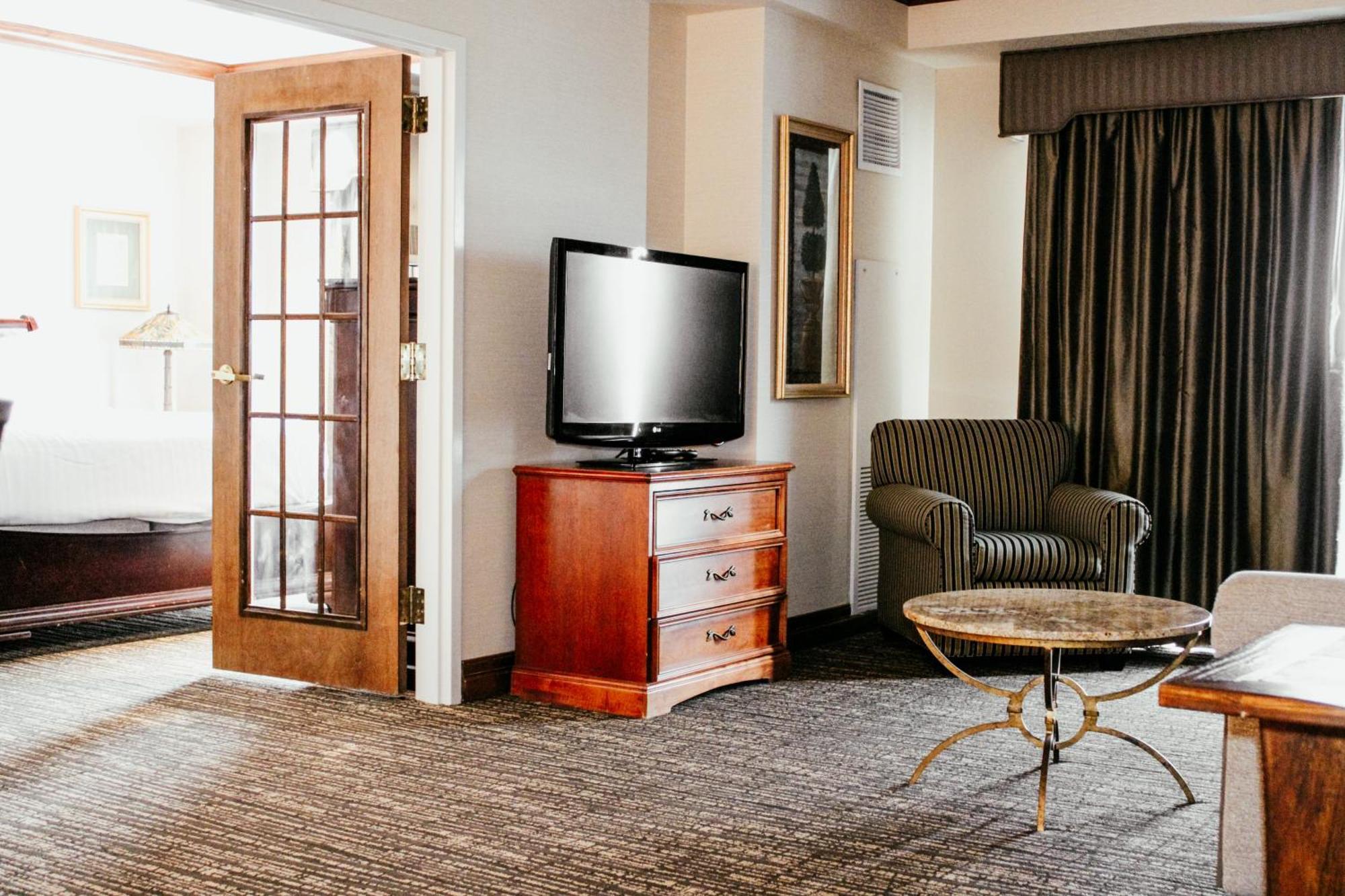 Hotel Topeka At City Center Екстериор снимка