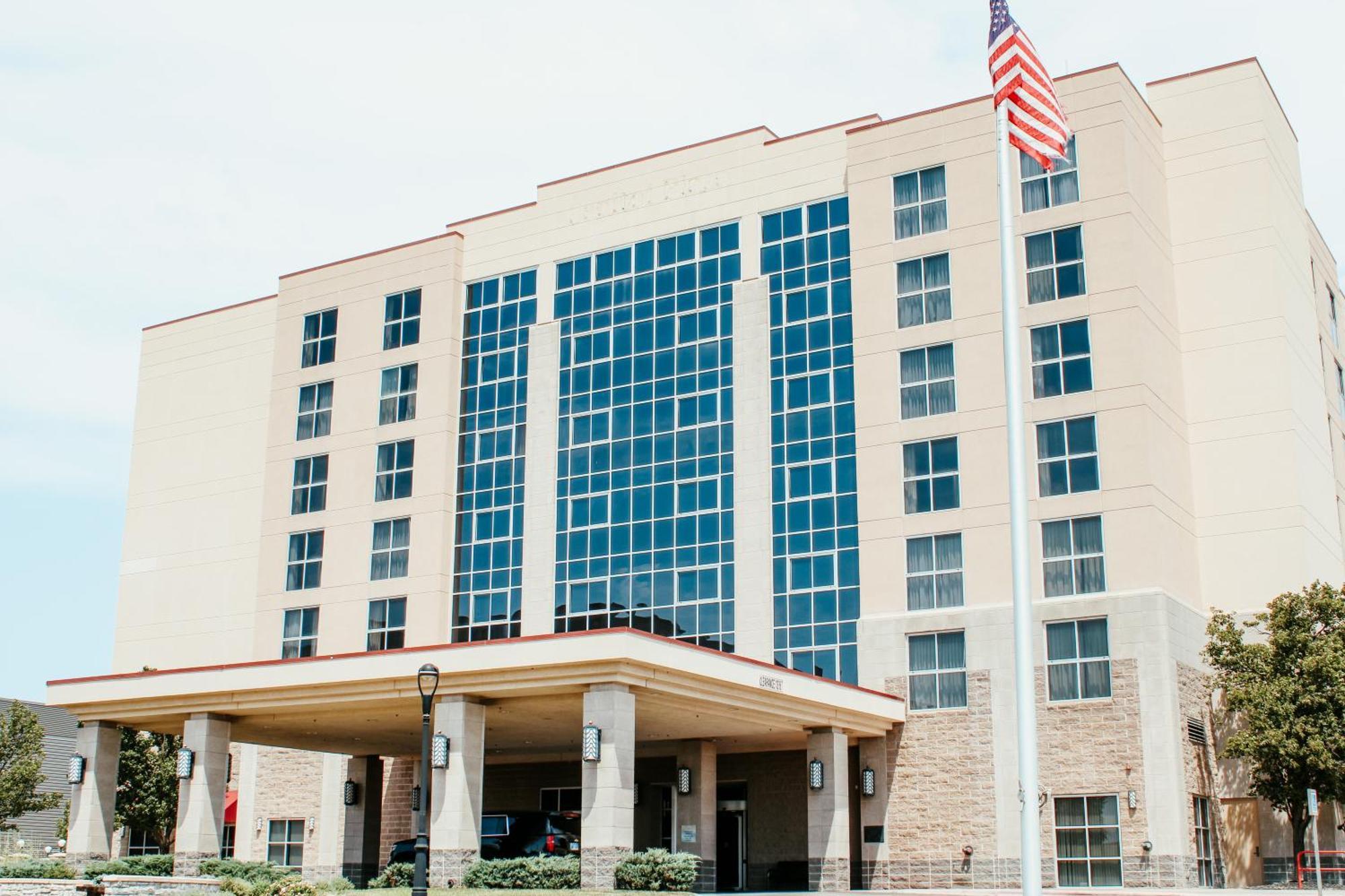 Hotel Topeka At City Center Екстериор снимка