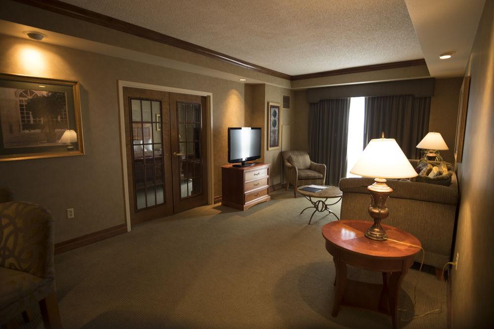 Hotel Topeka At City Center Екстериор снимка