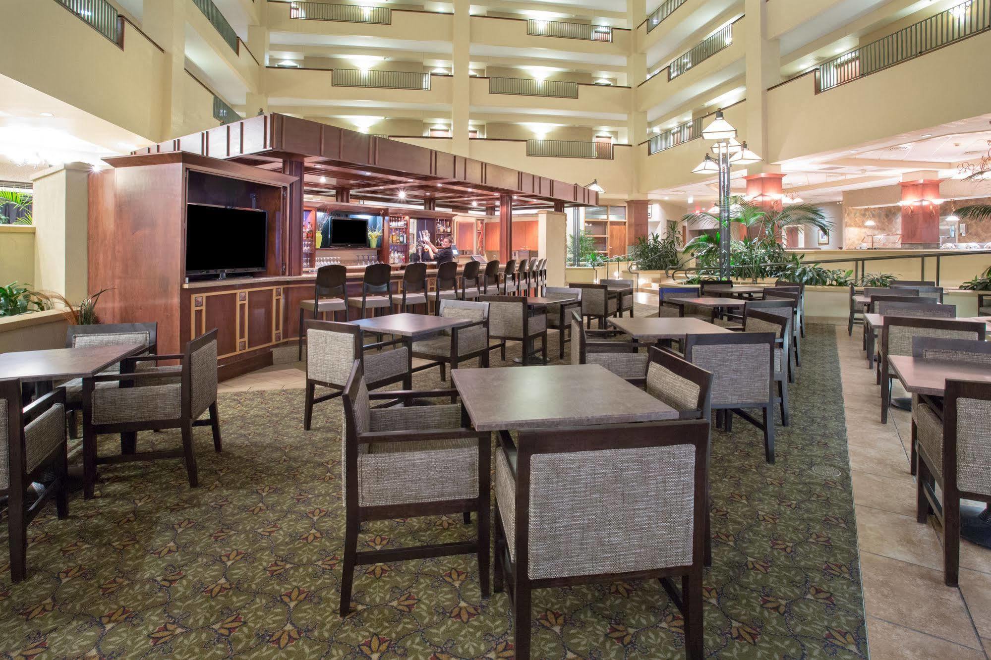 Hotel Topeka At City Center Екстериор снимка