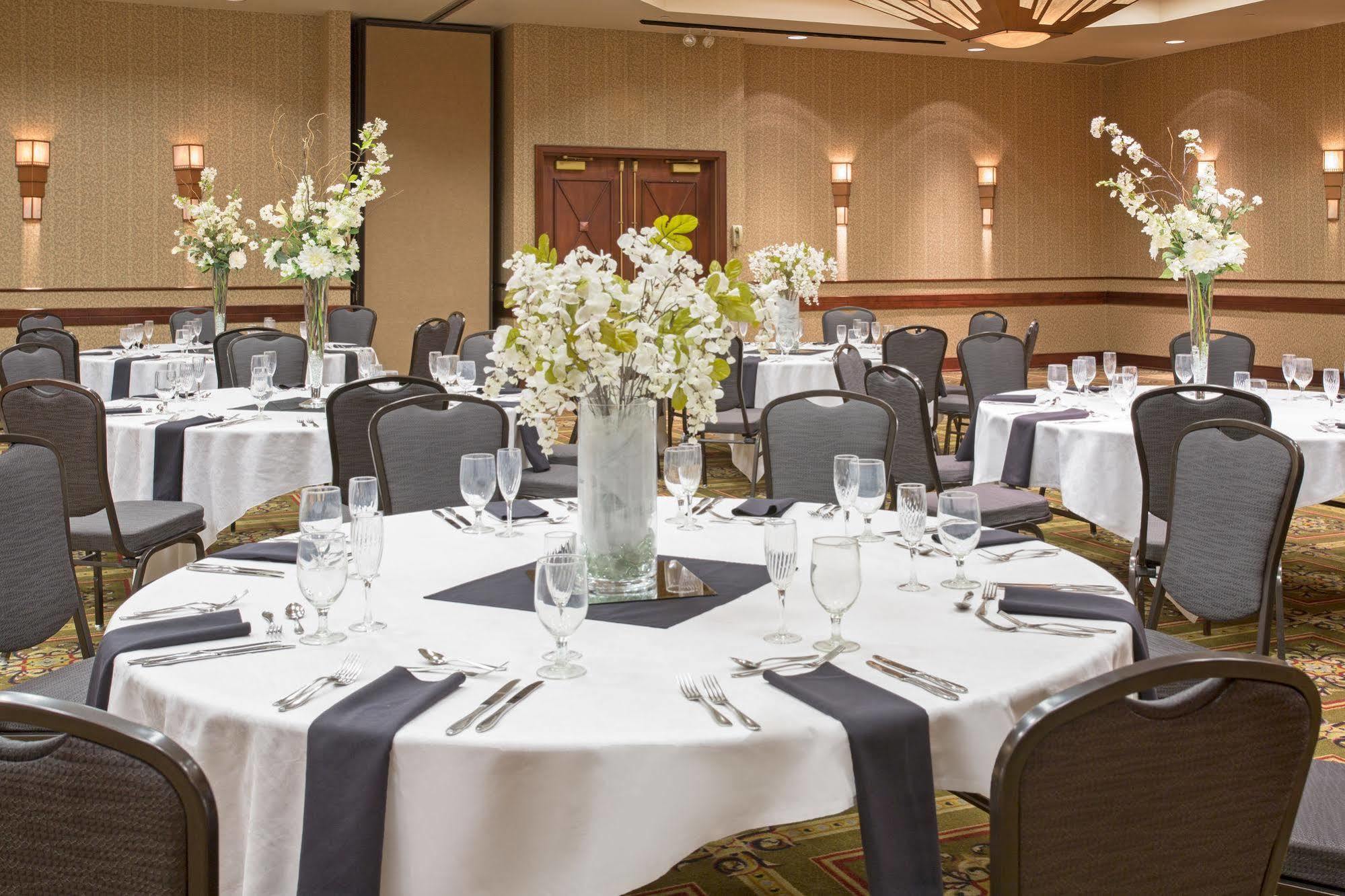 Hotel Topeka At City Center Екстериор снимка