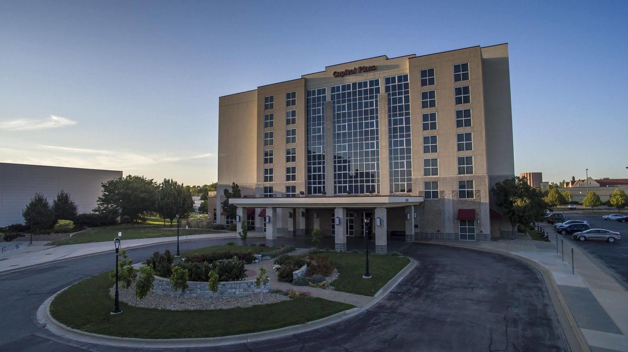Hotel Topeka At City Center Екстериор снимка